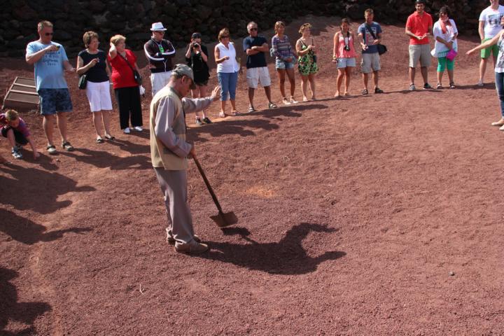 130810-A09 jeder Besucher bekommt hei&szlig;en Sand auf die Hand