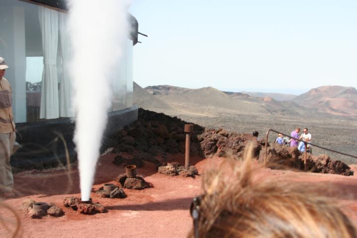 130810-B07 in Sekunden kommt das Wasser als Fontaine wieder