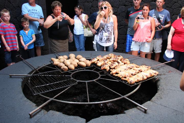 130810-C01 hier wird mit Vulkanhitze gegrillt