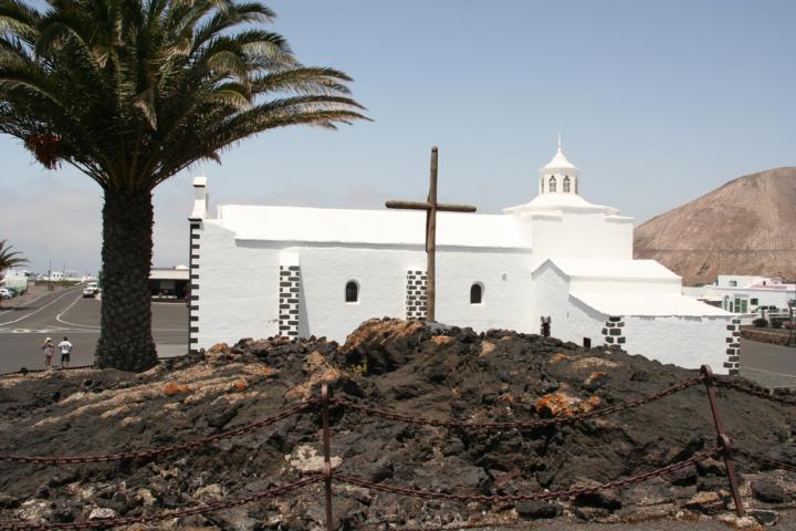 130810-J05 an diesem Holzkreuz  blieb die Lava stehen