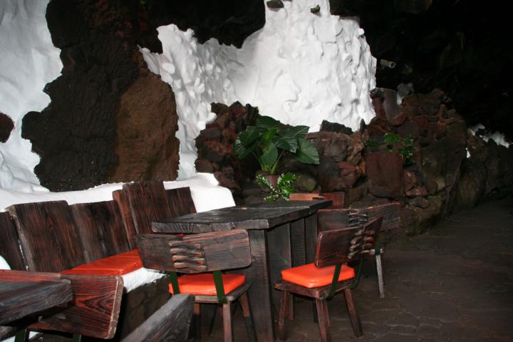 130810-L06 &uuml;berall Sitzgelegenheiten