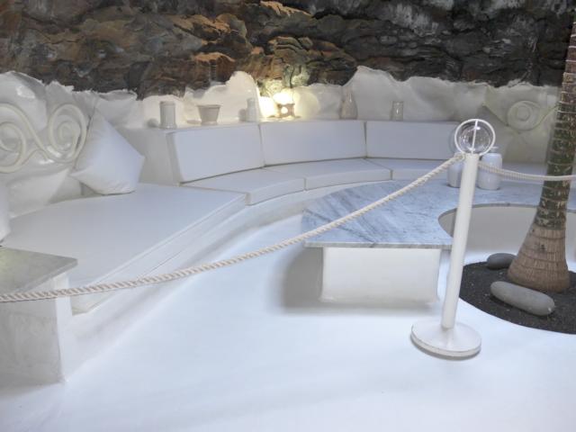 131223-C06 weiss steht im Vordergrund