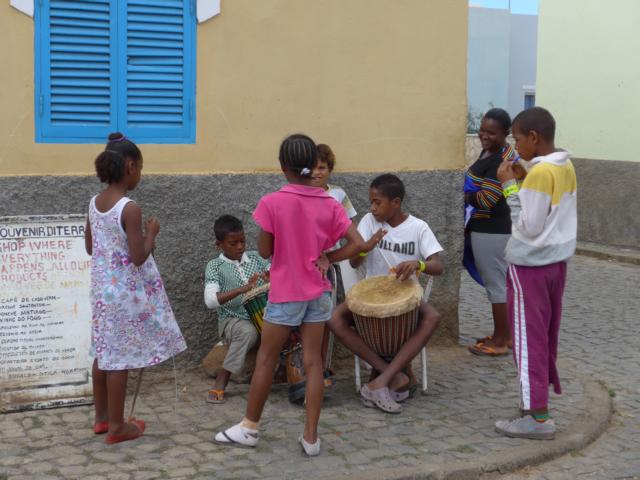 140114 die Kinder tommeln