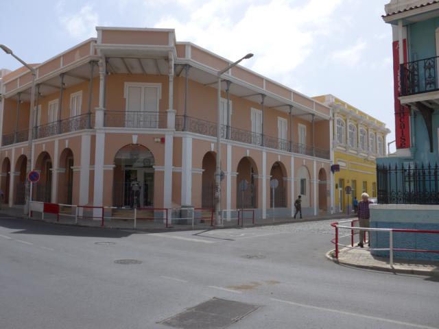 140222-B06 man sieht verschiedene Kolonial Geb&auml;ude