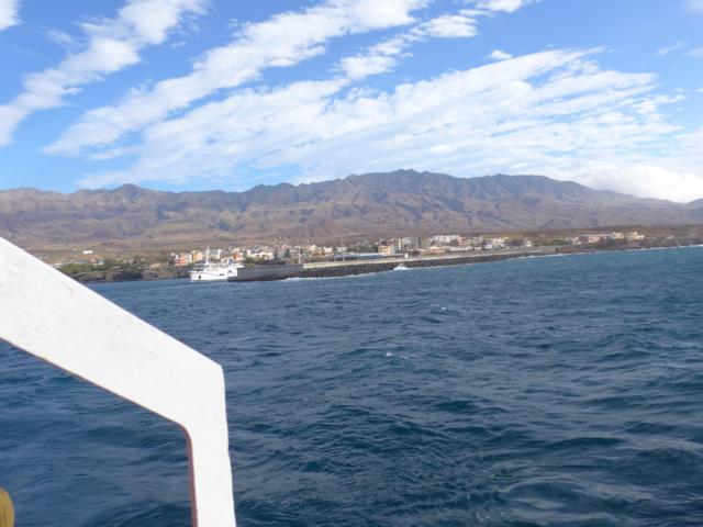 140226-A05 kommen in Porto Nova an der F&auml;hrpier an