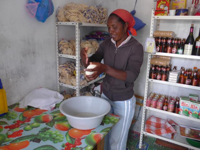 140228-D05 in einem Laden bekommen wir noch Ziegenk&auml;se Hausgemacht