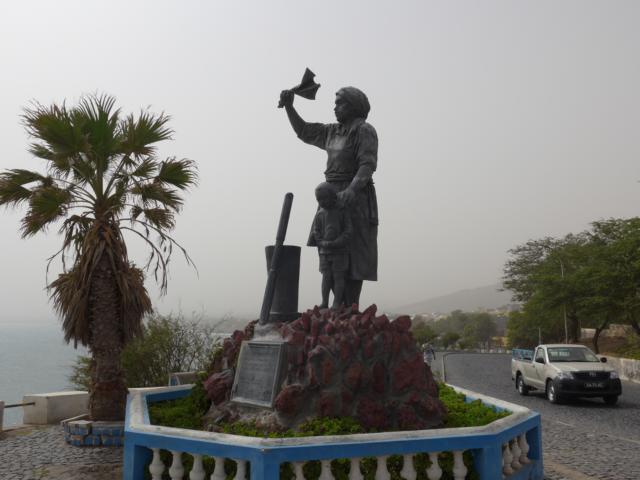 140228-F02 eine Fischersfrau winkt aus See