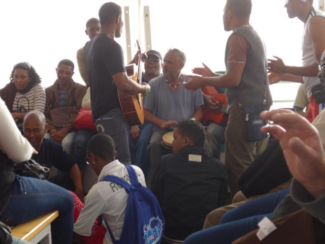 140228-F05 Auf der F&auml;hre wurde die Zeit verk&uuml;rzt