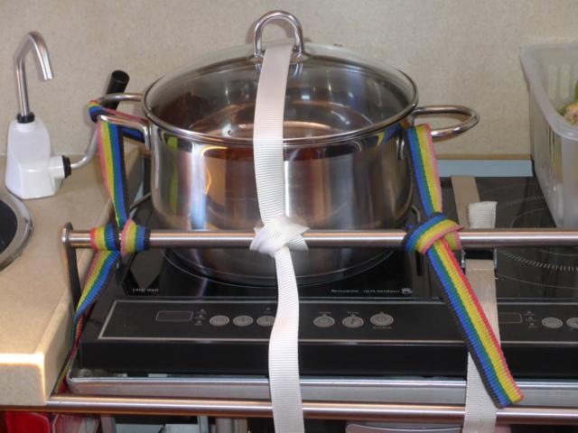 140307-A01 die Gem&uuml;sesuppe im festgezurrten Topf. 