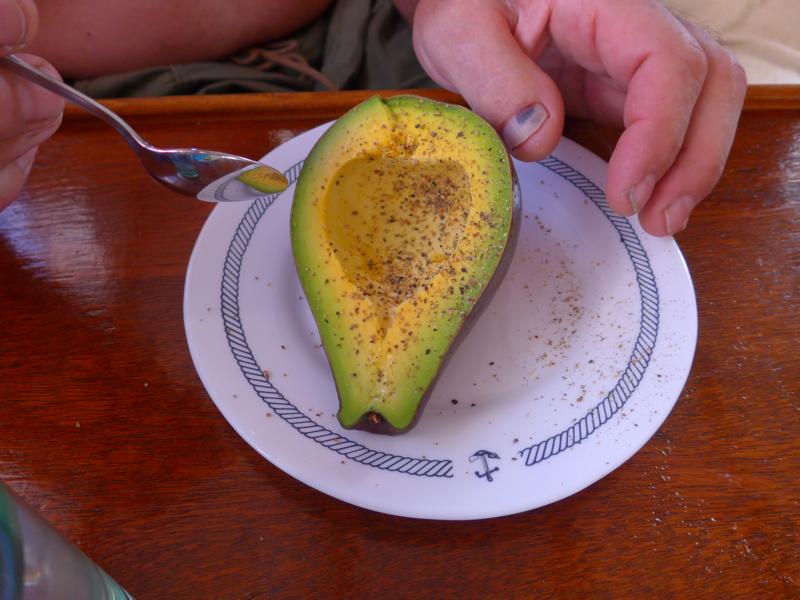 141213-A02 Avocado mit Salz und Pfeffer