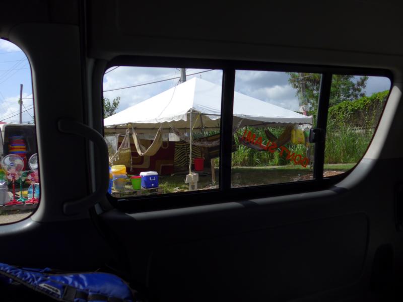 141219-B01 Staende am Strassenrand