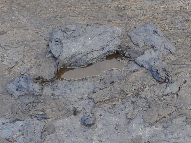 141219-C04 eine aufgeplazte Asphaltblase