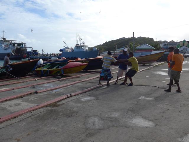 150114-B04 Fischer ziehen ihr Boot an Land