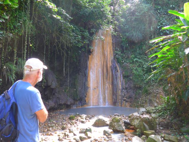 150124-E04 der Sulpur Waterfall aus dem Vulkan