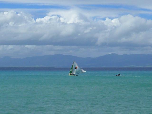 150218-A09 draussen im flachen Wasser die Regattaboote