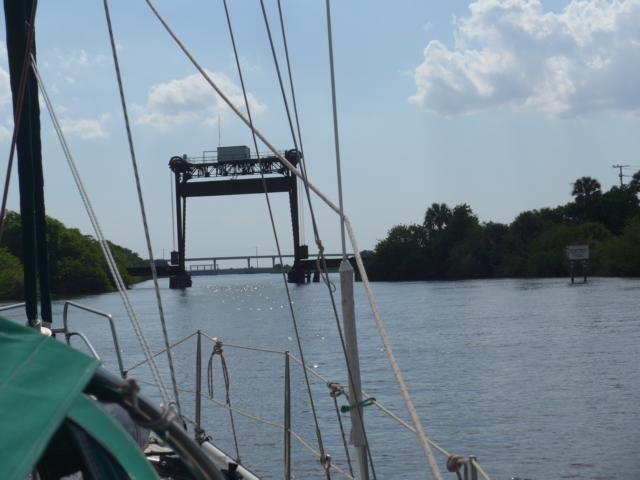 160427-F-C02 passen gerade durch